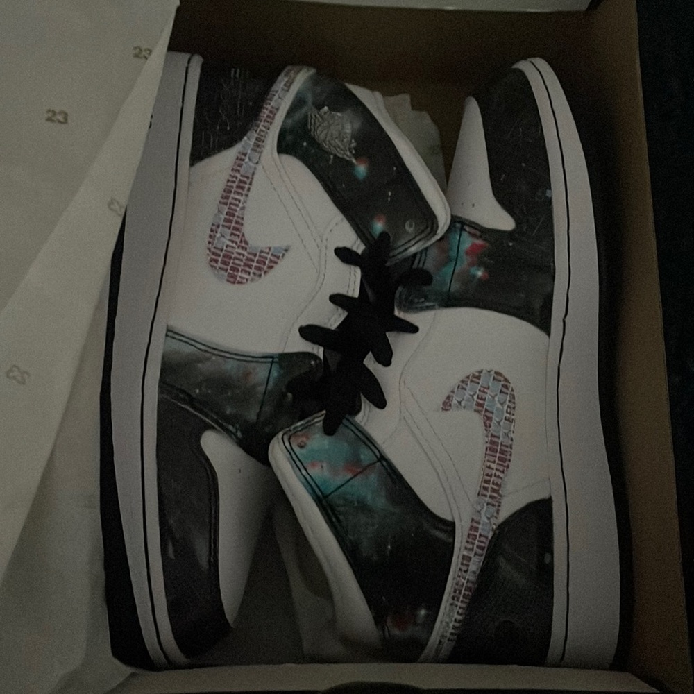 Air Jordan 1 mid se, size 6, galaxy